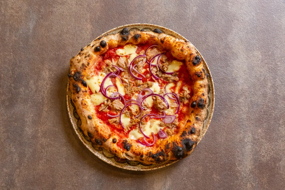 Tonno pizza with red onion