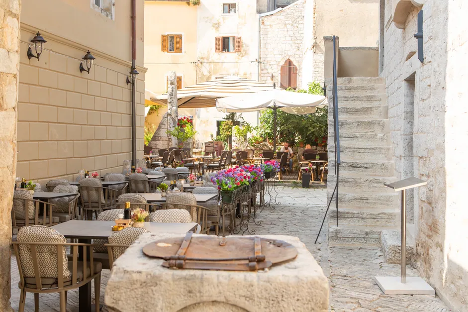 The Roman wellhead among the tables